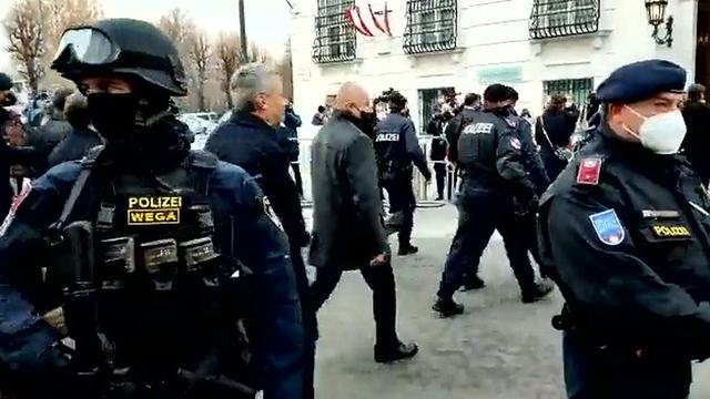 Vienna: new chancellor of Austria and other polititians escorted by the police